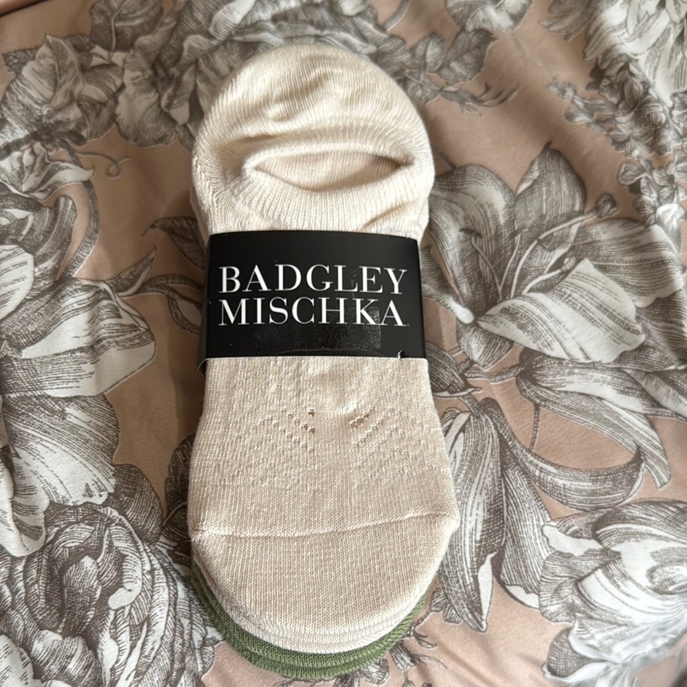 Badgley Mischka Women’s Casual Cream & green Socks.